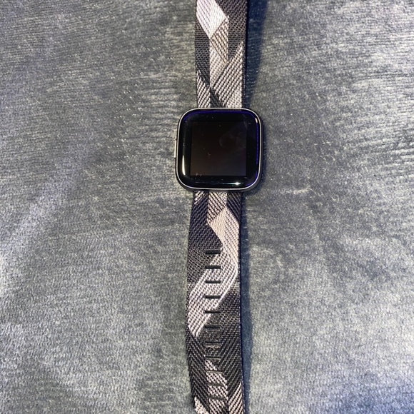Versa 2 Fitbit - Picture 3 of 4